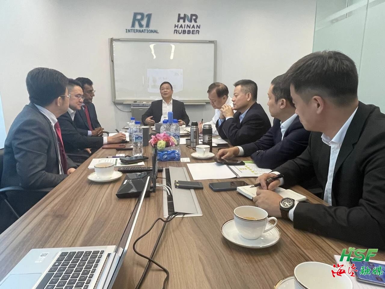 包洪文一行與R1公司座談交流。