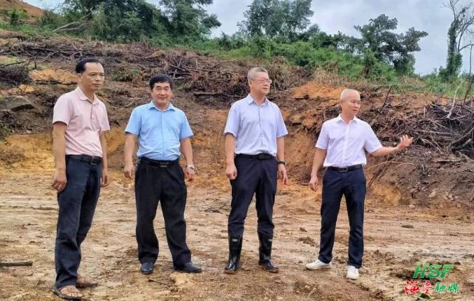 艾軼倫實(shí)地調(diào)研牛嶺農(nóng)場(chǎng)公司榴蓮蜜種植基地建設(shè)情況。梅繼林 攝