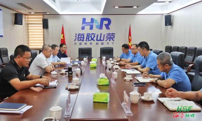艾軼倫在海南橡膠山榮分公司座談。